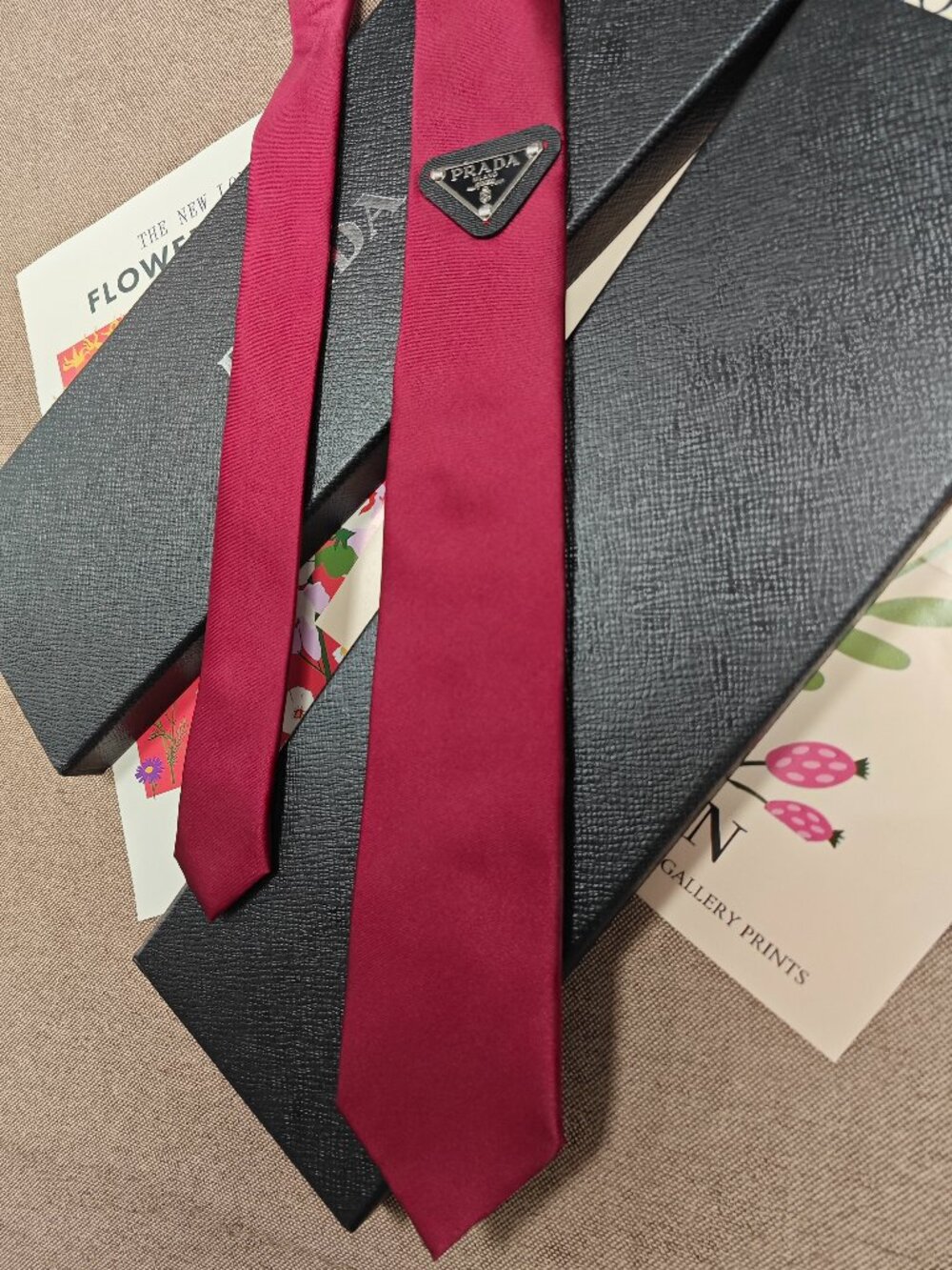 Brand New Prada Red Tie 😘💘 Comes with a gift box Fashion accessories - Picture 3 of 6